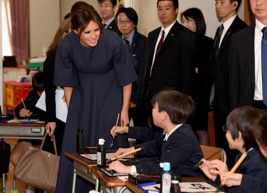 Keakraban Melania Trump belajar menulis kanji bersama murid SD di Jepang