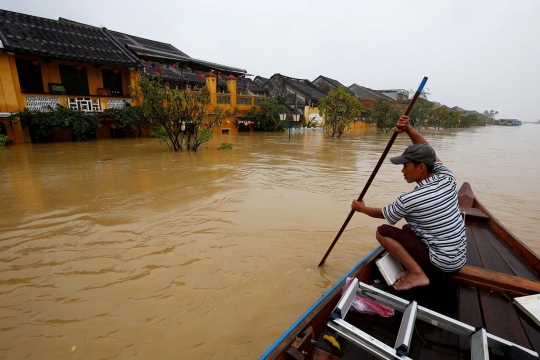 Parahnya banjir akibat Topan Damrey di Vietnam, 49 orang tewas