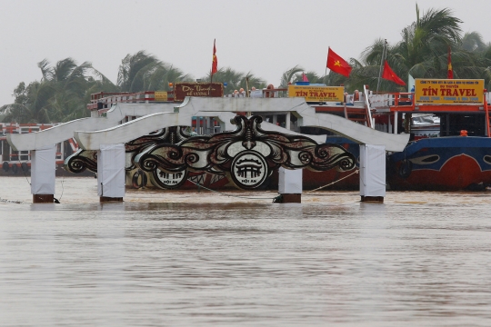 Parahnya banjir akibat Topan Damrey di Vietnam, 49 orang tewas