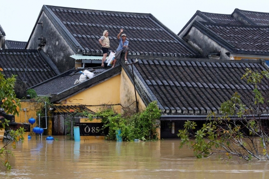 Parahnya banjir akibat Topan Damrey di Vietnam, 49 orang tewas