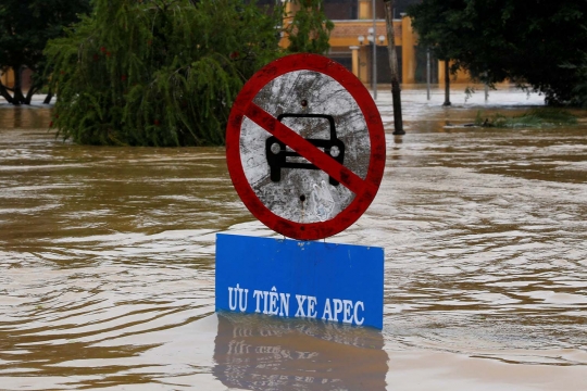 Parahnya banjir akibat Topan Damrey di Vietnam, 49 orang tewas