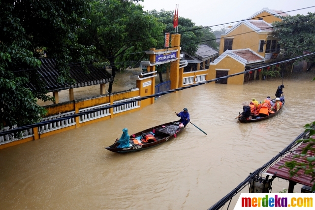 Foto : Parahnya banjir akibat Topan Damrey di Vietnam, 49 