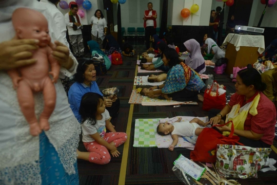Pijit massal bayi meriahkan Hari Kesehatan Nasional