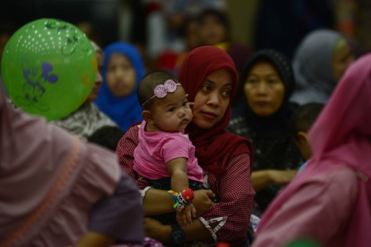 Pijit massal bayi meriahkan Hari Kesehatan Nasional
