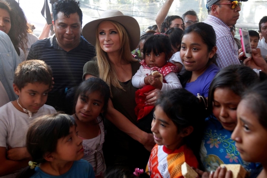 Keakraban Paris Hilton jenguk korban gempa Meksiko