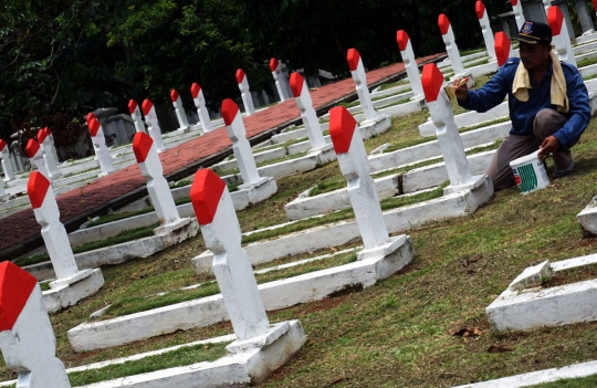 Jelang Hari Pahlawan, TMP Seribu di Serpong dipercantik