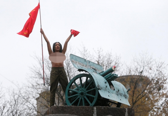 Aksi aktivis FEMEN bertelanjang dada peringati Revolusi Bolshevik