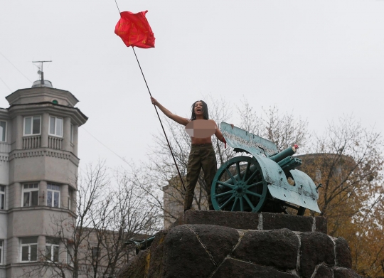 Aksi aktivis FEMEN bertelanjang dada peringati Revolusi Bolshevik
