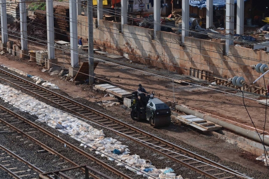 Demi kenyamanan, peron Stasiun Buaran diperlebar