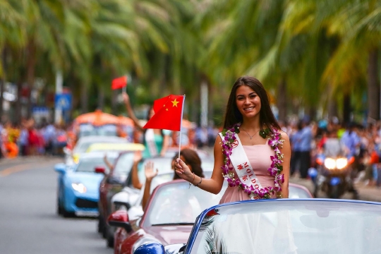 Gaya kontestan Miss World tebar pesona di atas supercar