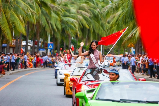 Gaya kontestan Miss World tebar pesona di atas supercar