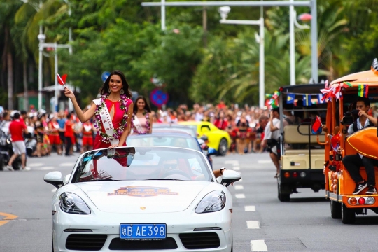 Gaya kontestan Miss World tebar pesona di atas supercar