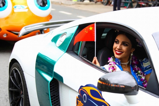 Gaya kontestan Miss World tebar pesona di atas supercar