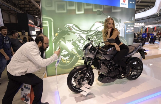 Deretan model seksi hiasi Milano Moto Show