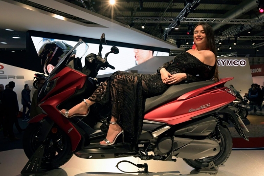 Deretan model seksi hiasi Milano Moto Show