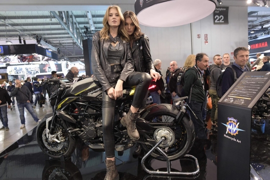 Deretan model seksi hiasi Milano Moto Show