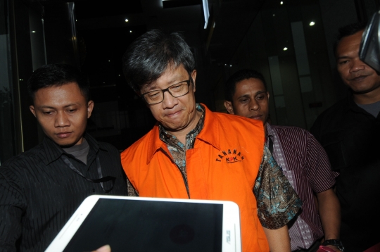 Resmi ditahan terkait korupsi e-KTP, begini ekspresi Anang Sugiana Sudiharjo