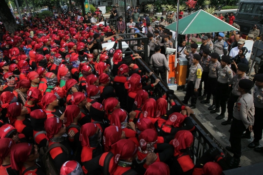 Ribuan buruh geruduk Balai Kota tolak nominal UMP 2018