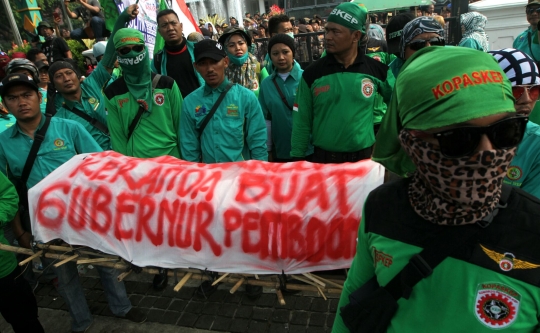 Ribuan buruh geruduk Balai Kota tolak nominal UMP 2018