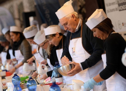 Ikuti Tiramisu World Cup pertama, 700 koki masak tiramisu di Treviso