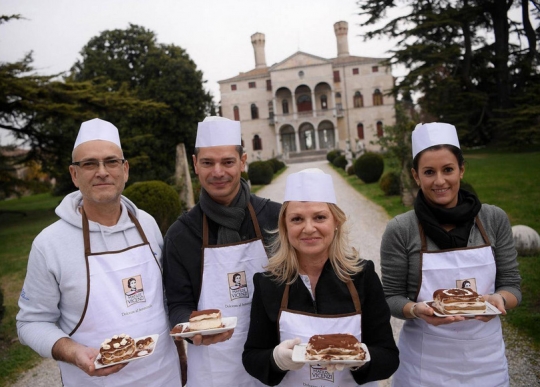 Ikuti Tiramisu World Cup pertama, 700 koki masak tiramisu di Treviso