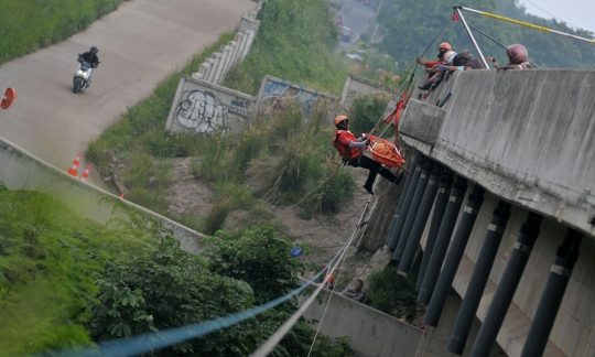 Berlatih penyelamatan vertikal di Sungai Ciliwung