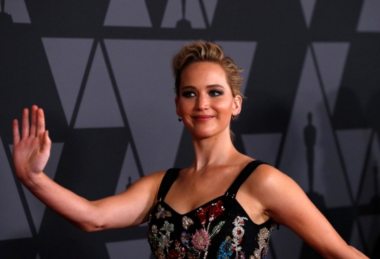 Tingkah unik Jennifer Lawrence dan Emma Stone di Governors Awards