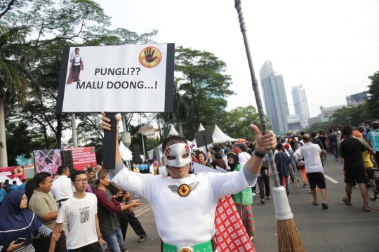 Aksi relawan berkostum tradisional sosialisasi anti Pungli di HI