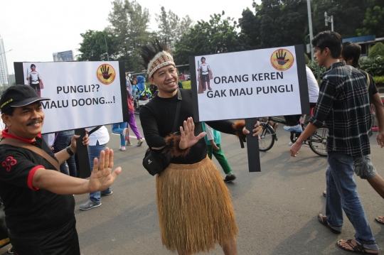 Aksi relawan berkostum tradisional sosialisasi anti Pungli di HI