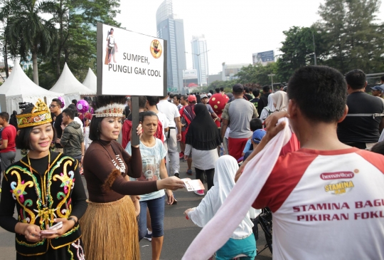 Aksi relawan berkostum tradisional sosialisasi anti Pungli di HI