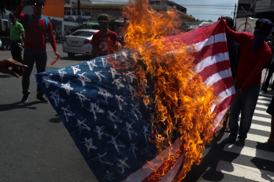Tolak kedatangan Trump, warga Filipina demo bakar bendera AS