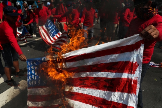 Tolak kedatangan Trump, warga Filipina demo bakar bendera AS
