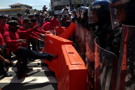 Tolak kedatangan Trump, warga Filipina demo bakar bendera AS