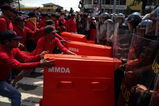 Tolak kedatangan Trump, warga Filipina demo bakar bendera AS