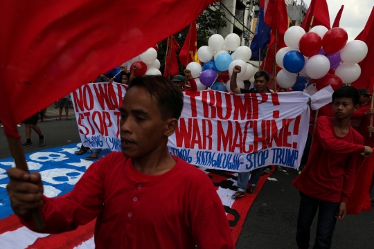 Tolak kedatangan Trump, warga Filipina demo bakar bendera AS