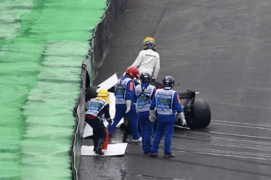 Tabrak pembatas, ini kondisi mobil F1 Hamilton yang hancur