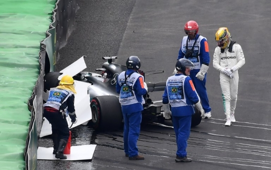 Tabrak pembatas, ini kondisi mobil F1 Hamilton yang hancur