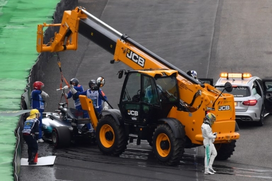 Tabrak pembatas, ini kondisi mobil F1 Hamilton yang hancur