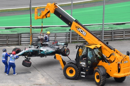 Tabrak pembatas, ini kondisi mobil F1 Hamilton yang hancur