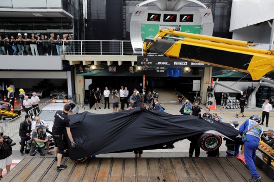 Tabrak pembatas, ini kondisi mobil F1 Hamilton yang hancur