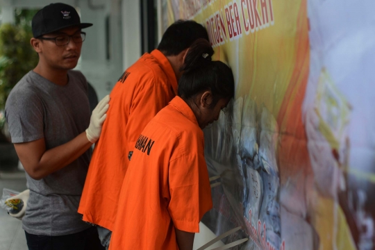 Ditresnarkoba rilis 2 tersangka pembawa sabu 705 gram dari Malaysia