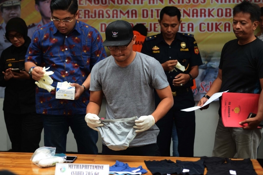 Ditresnarkoba rilis 2 tersangka pembawa sabu 705 gram dari Malaysia