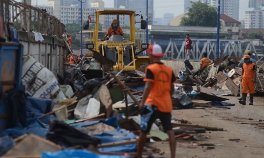 Ratusan gubuk liar di jalur inspeksi Kanal Banjir Barat ditertibkan