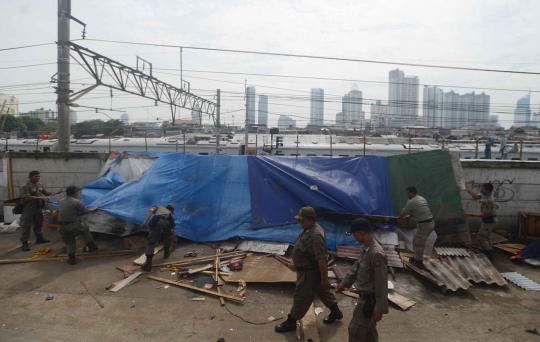 Ratusan gubuk liar di jalur inspeksi Kanal Banjir Barat ditertibkan