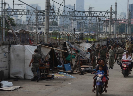 Ratusan gubuk liar di jalur inspeksi Kanal Banjir Barat ditertibkan