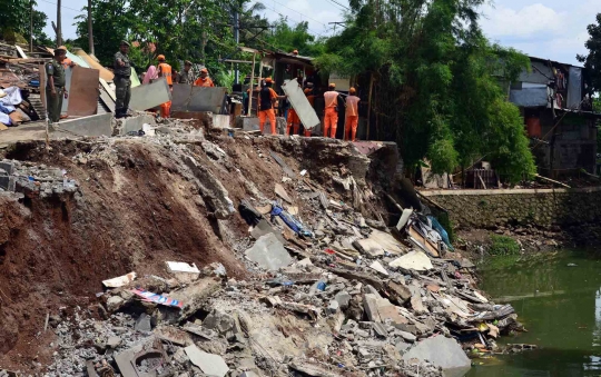 Longsor turap Kali Bintaro hancurkan 4 rumah warga