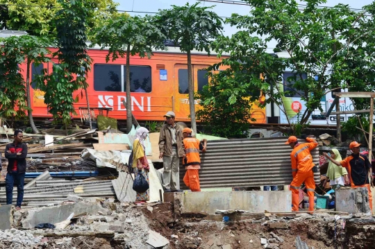 Longsor turap Kali Bintaro hancurkan 4 rumah warga