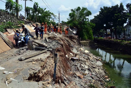 Longsor turap Kali Bintaro hancurkan 4 rumah warga