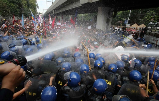 Bentrok pengunjuk rasa anti-Trump warnai KTT ASEAN di Filipina