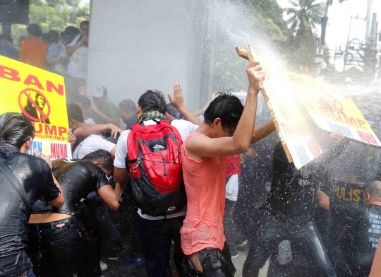 Bentrok pengunjuk rasa anti-Trump warnai KTT ASEAN di Filipina